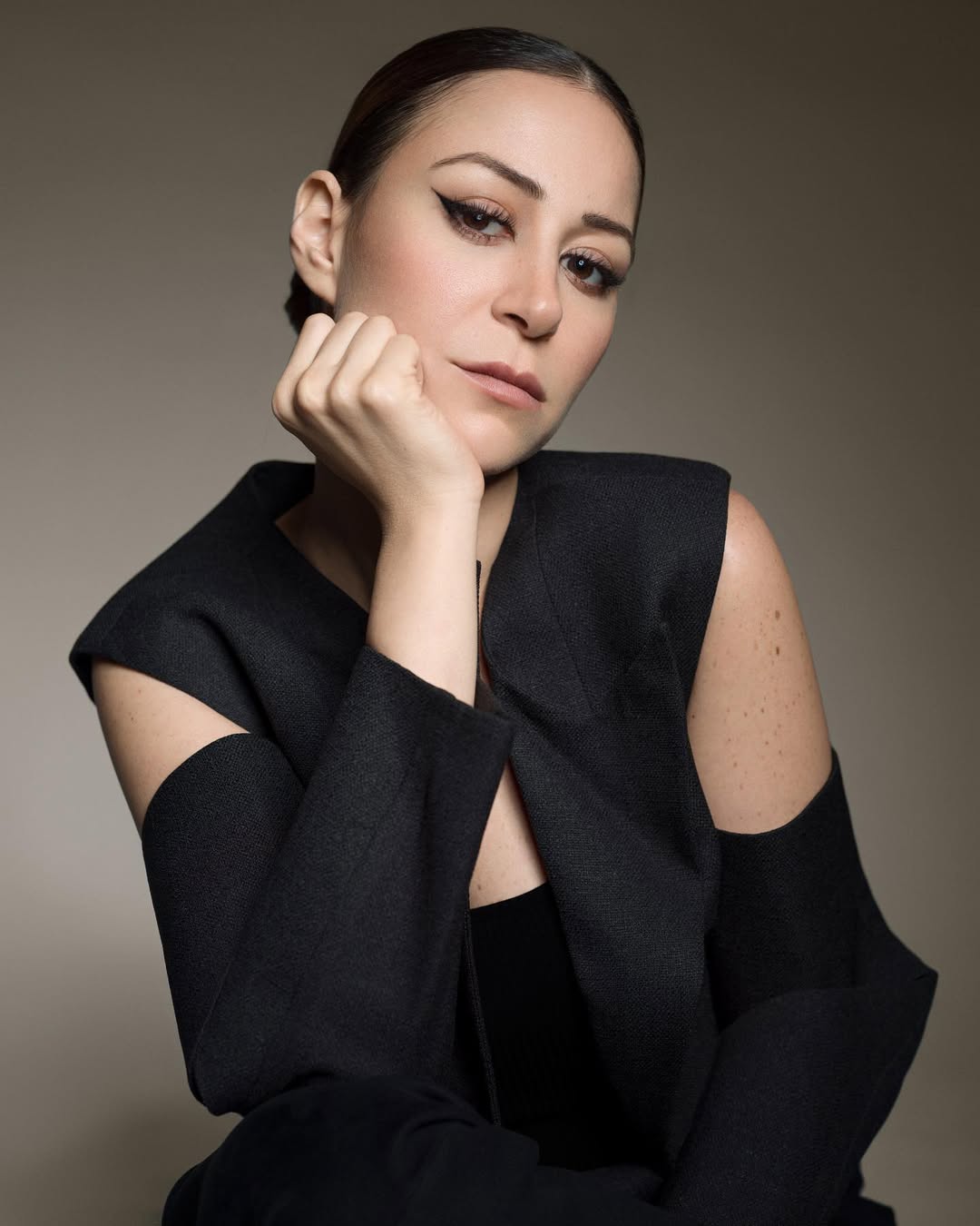 إطلالة منة شلبي برسمة عيون القطة