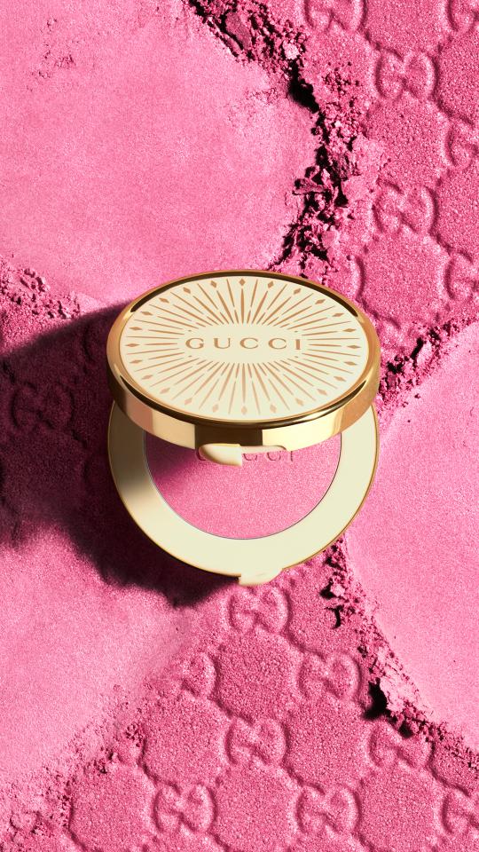 يرتكز مستحضر تلوين الوجنتين Gucci Glow على تقنية Gucci Glow، حيث تتداخل جزيئات اللؤلؤ الدقيقة مع البنية ذات الخصائص الملطّفة لتمنح الوجنتين إشراقة متجانسة ونضارة صحية