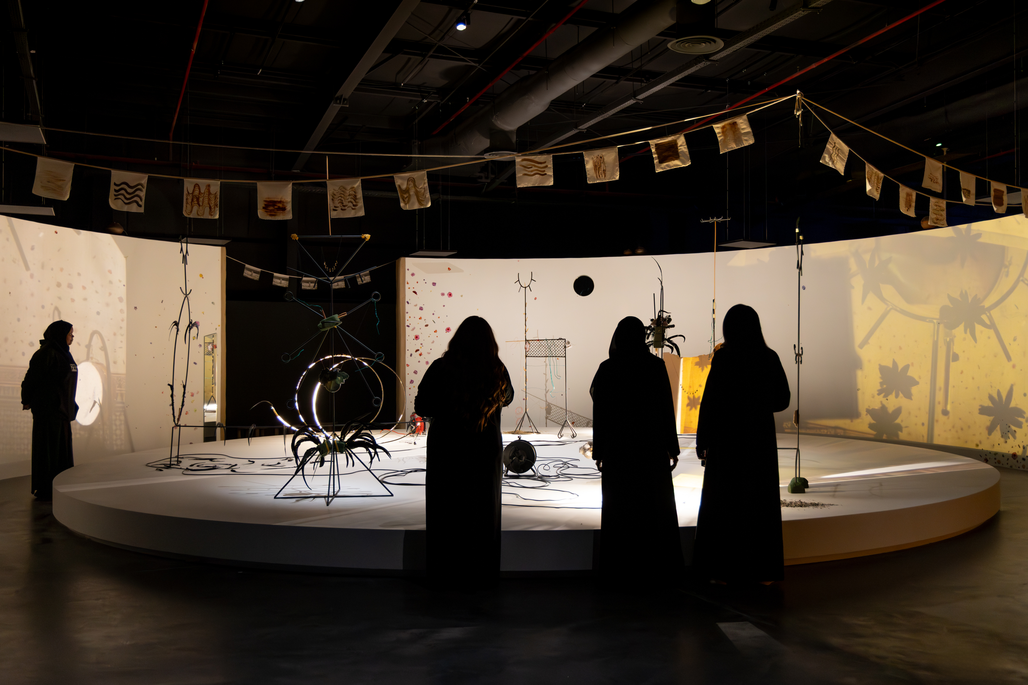 رحلة بصرية تمتد على مساحة تقارب 12,900 متر مربع، تقود الزائر عبر عوالم متداخلة من اللون والشكل.