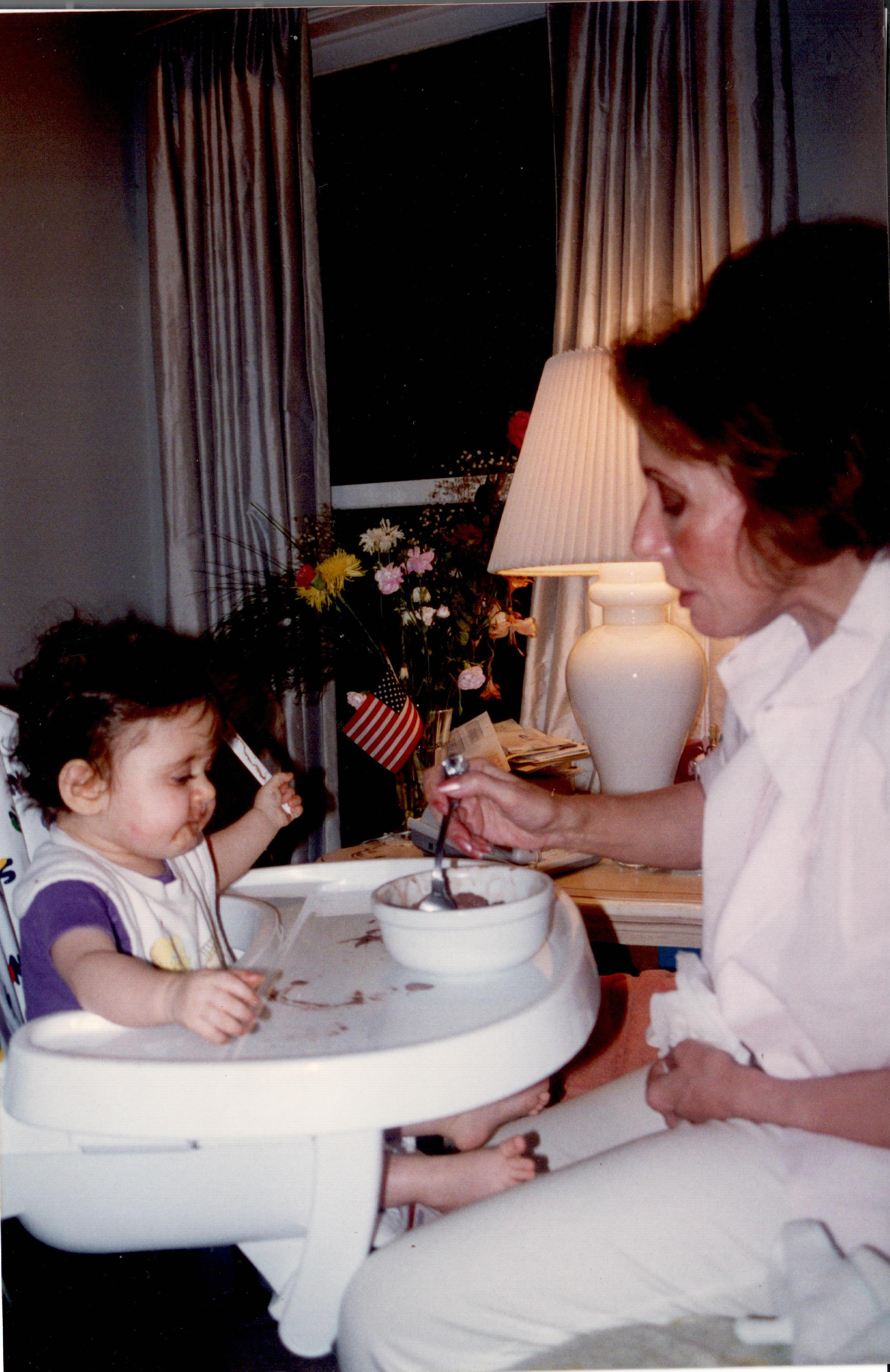 لبنى عبد العزيز تطعم حفيدتها