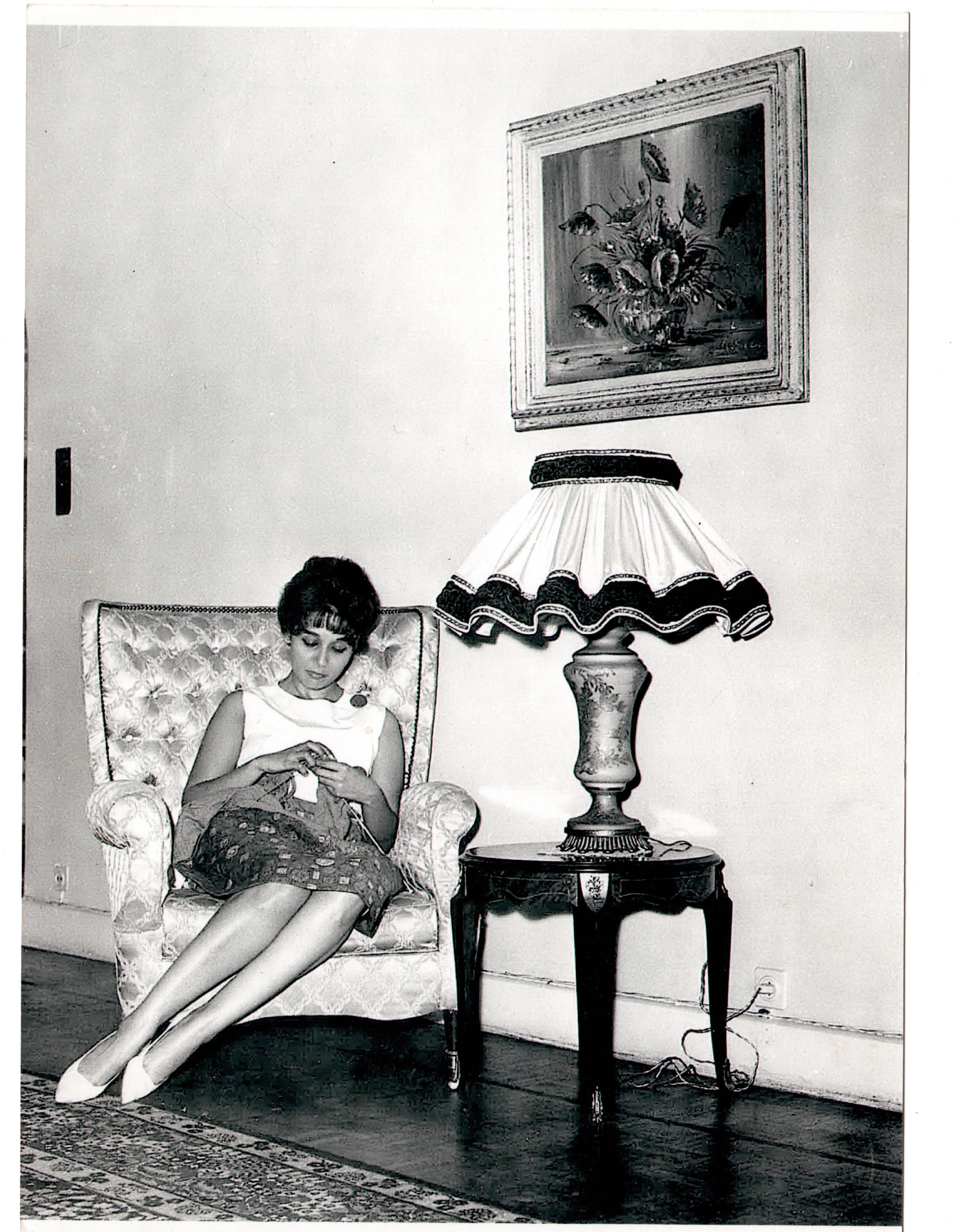 النجمة لبنى عبد العزيز في منزلها تقوم ببعض الأشغال اليدوية