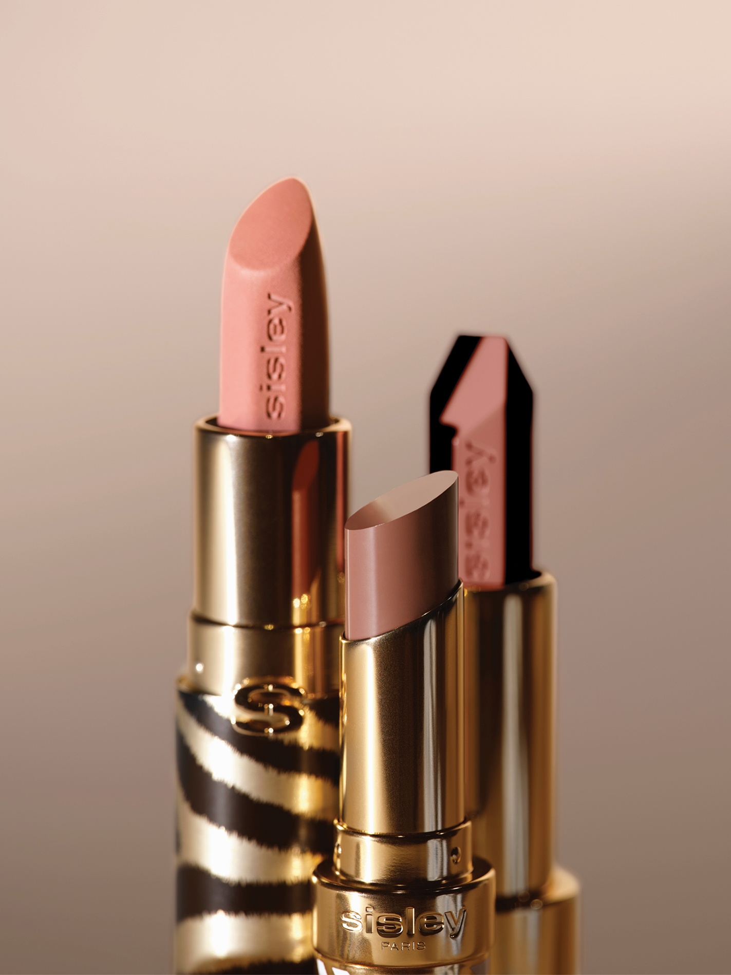 أحمر إشراقة أيقونية متجددة