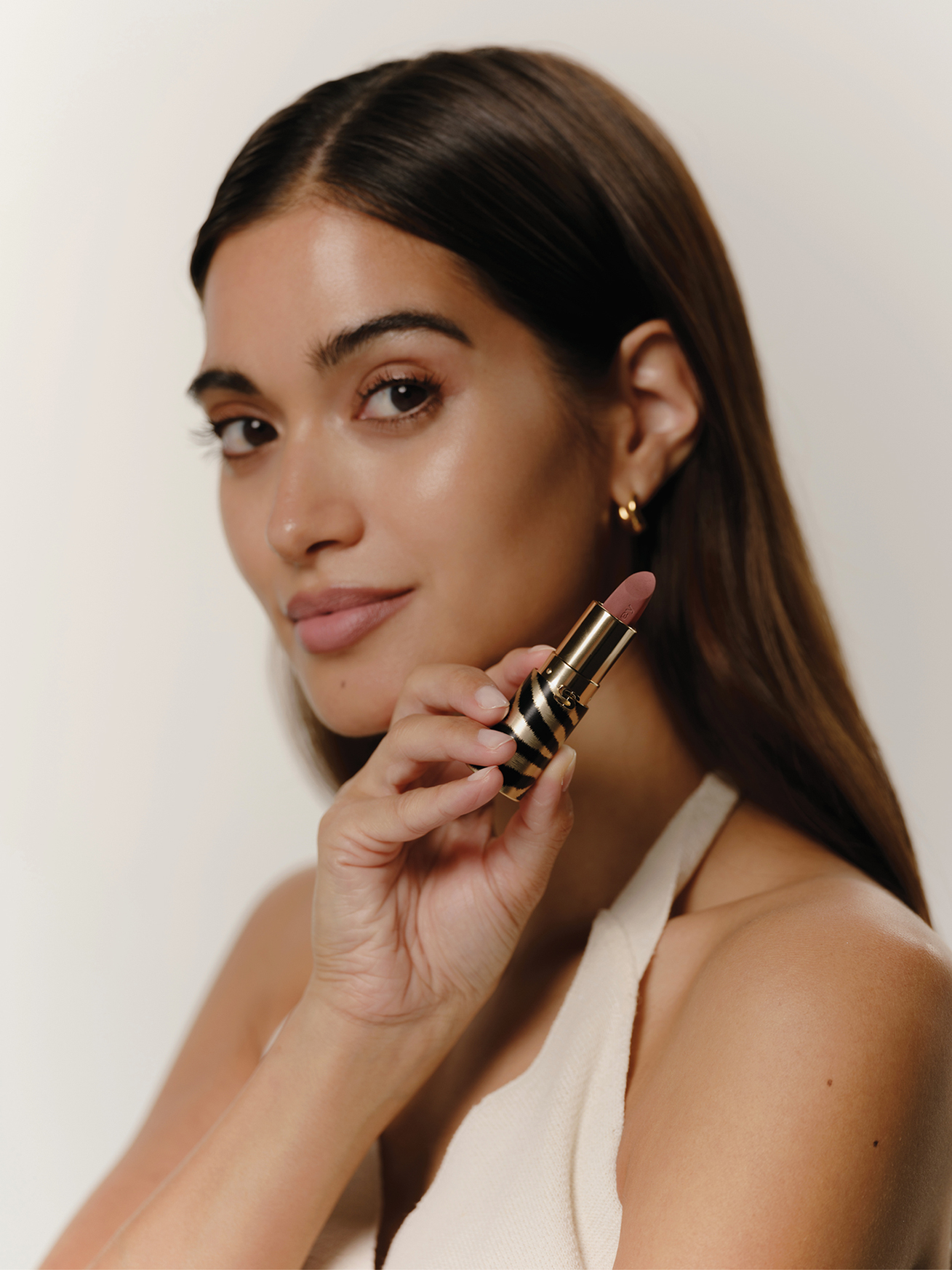 ألوان تحاكي المزاج: أبرز صيحات المكياج الجديدة لبشرة ناعمة وإشراقة تدوم