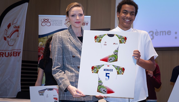 أثناء تهنئة الطلاب الذين صمموا القميص الفائز لفريق موناكو