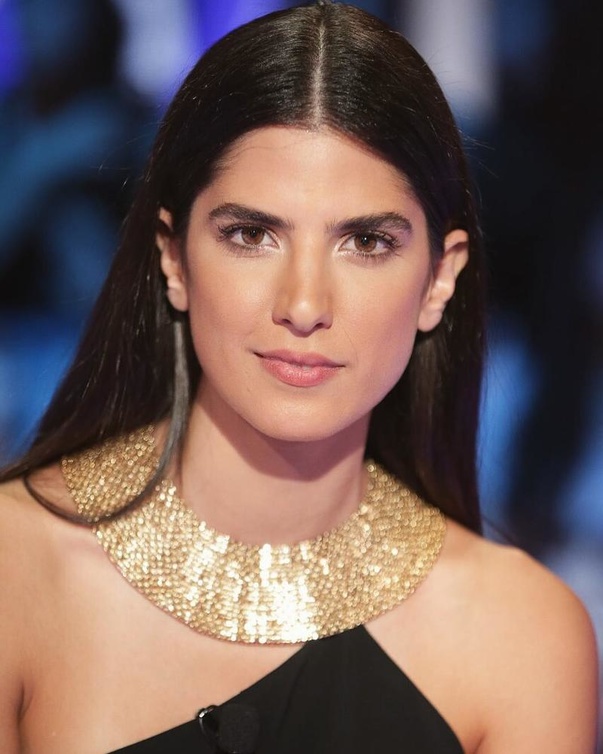 النجمة اللبنانية كارمن بصيبص تتصدر غلاف مجلة "هي" في عدد أبريل 2026