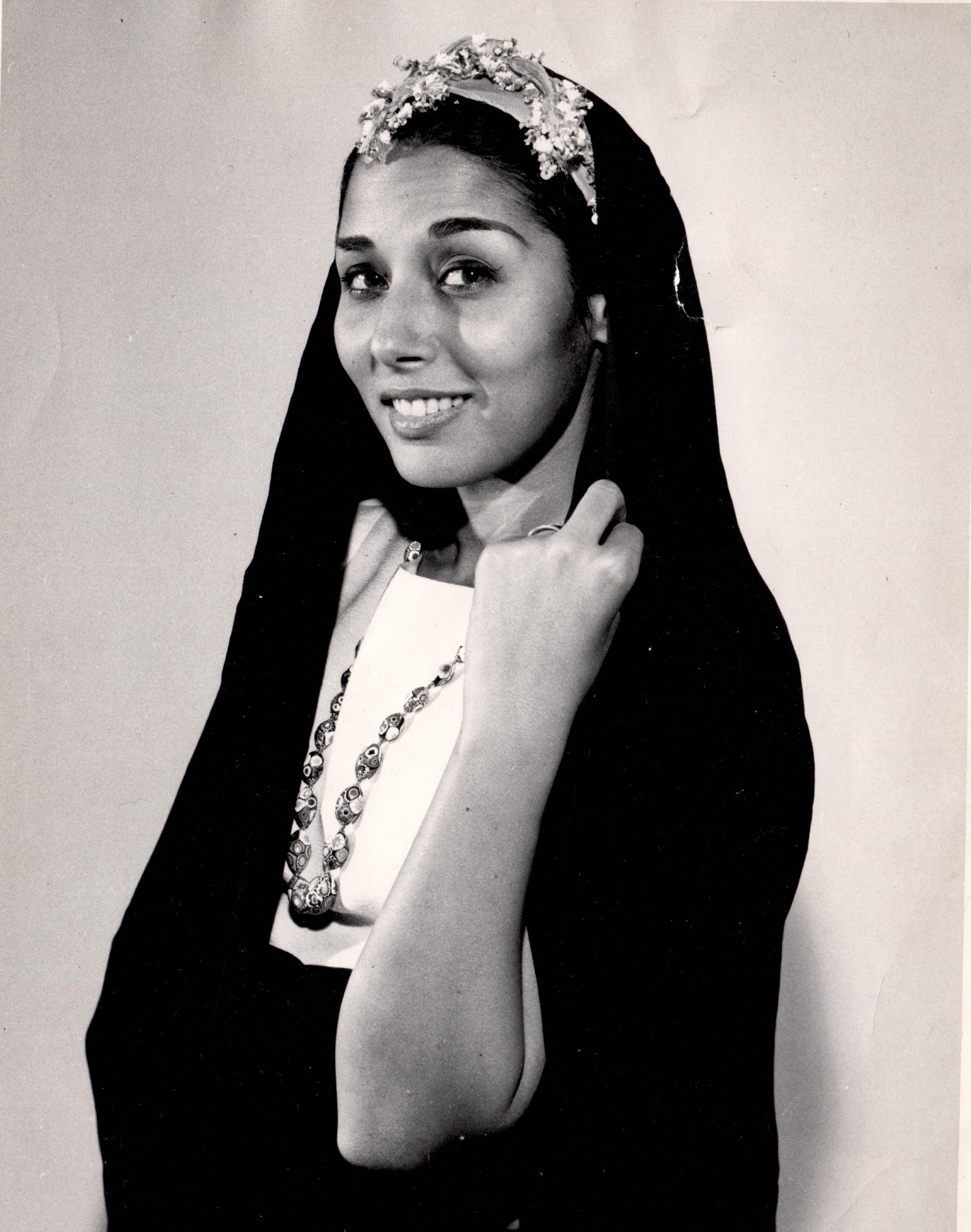 لبنى عبد العزيز في كواليس فيلم هي والرجال