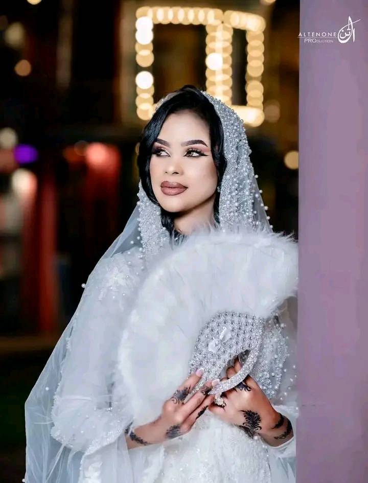 الفنانة ايلاف عبد العزيز بالفستان الابيض