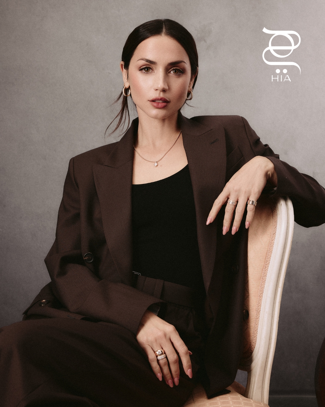 الممثلة العالمية آنا دي أرماس تتألق بعدسة "هي"