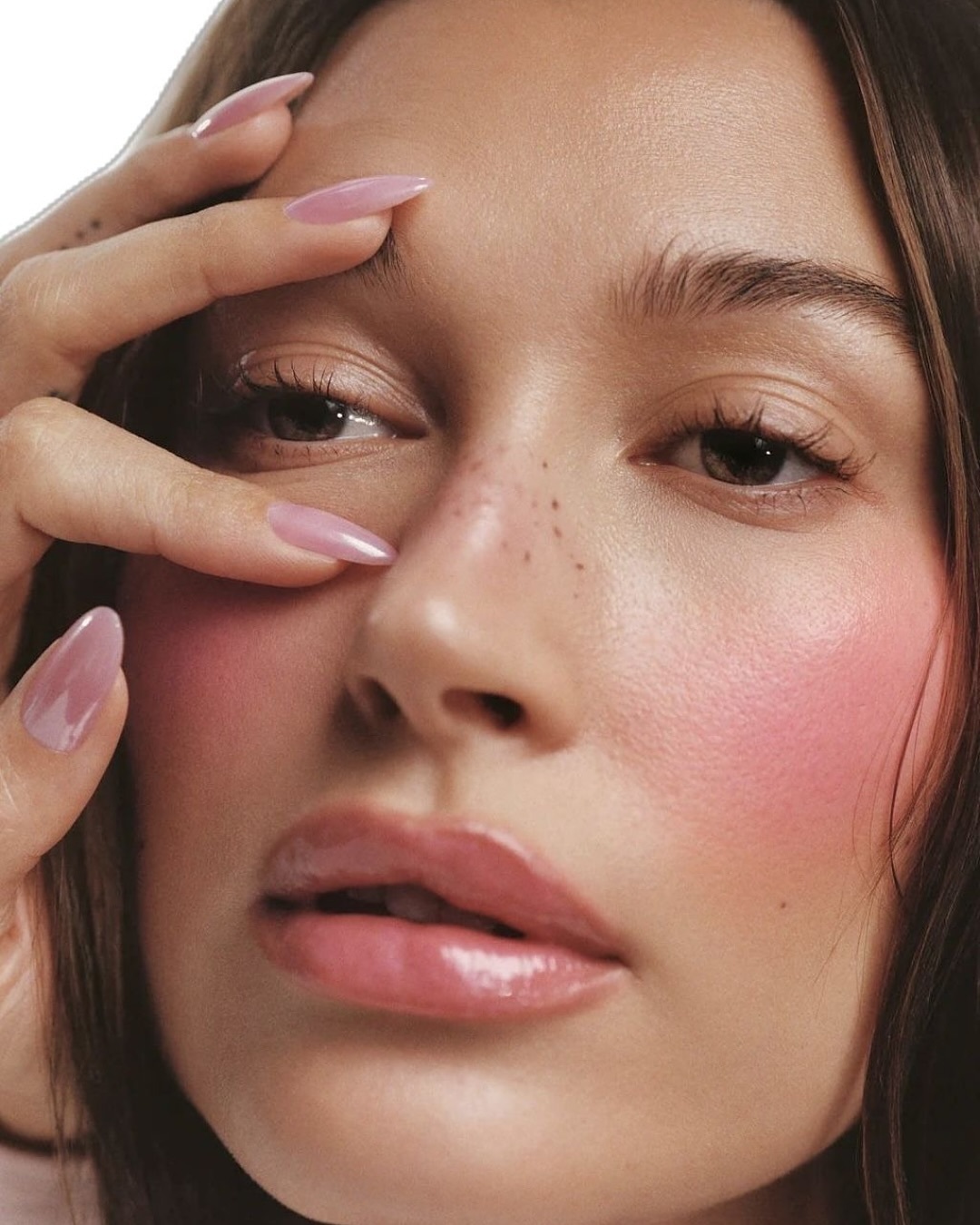 أظافر بتدرجات زهرية