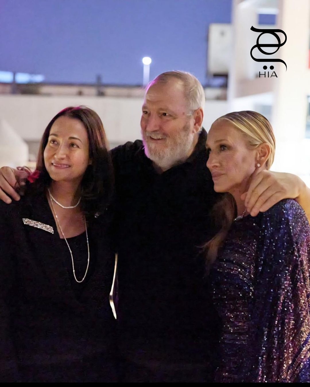 النجمة العالمية سارة جيسيكا باركر مع رئيسة التحرير مي بدر ومحاور المشاهير عدنان الكاتب