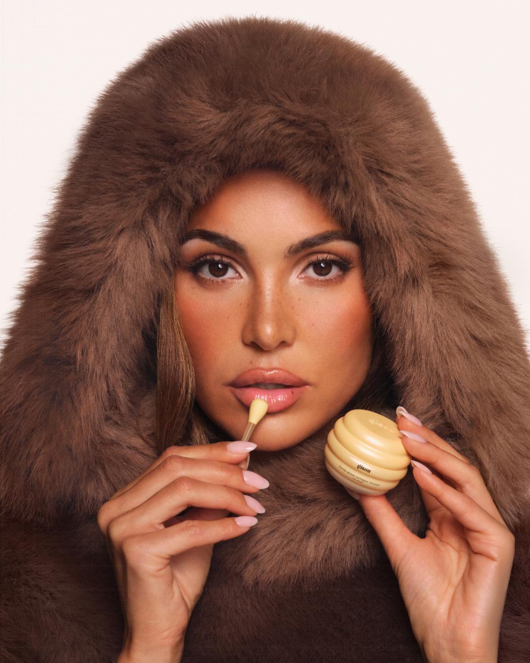 تكشف غيزو عن أحدث ابتكاراتها الجماليّة، قناع الشفاه هوني غلايز كولاجين ثيرابي ليب ماسك Honey Glaze Collagen Therapy Lip Mask، وهو حلّ متكامل يوفّر ترطيبًا عميقًا