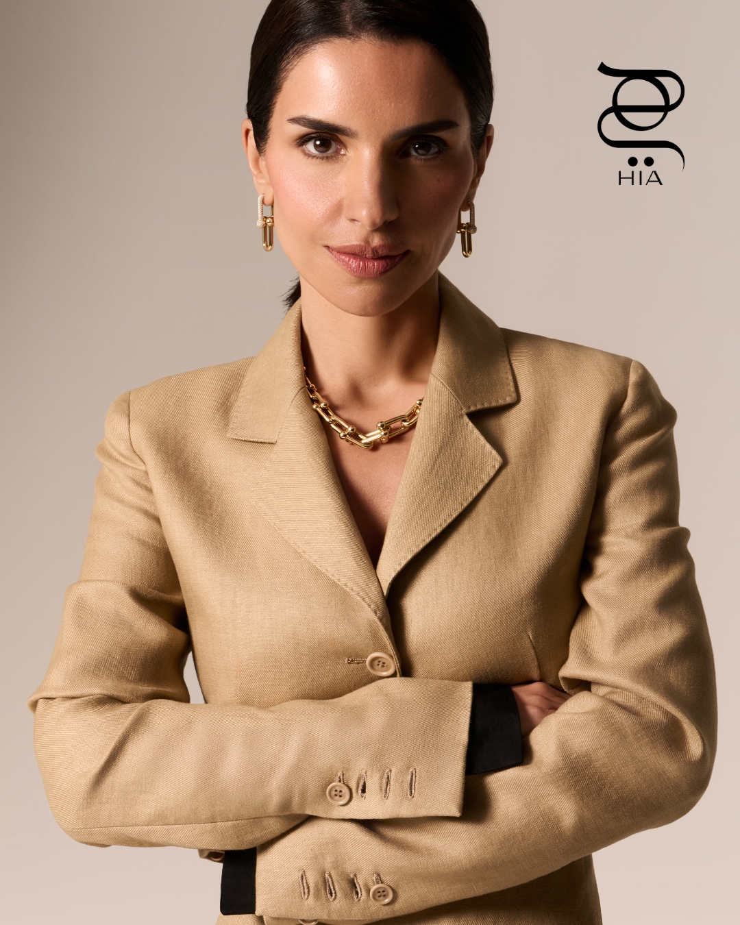 ‏"هاردوير من تيفاني"‏ Tiffany HardWear أقراط من الذهب الأصفر مرصّعة بالألماس، وقلادة متدرّجة من الذهب الأصفر جميعها من دار "تيفاني أند كو" .‏Tiffany & Co