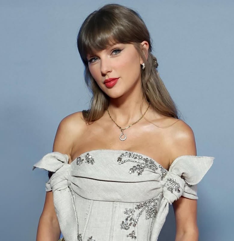 خطفت اطلالة الجميلة تايلور سويفت Taylor Swift الأنظار في أحدث ظهور لها هذا الموسم، بجمالها الأخاذ واختياراتها المكياج المناسب لبشرتها البيضاء. فشاهدناها أكثر اشراقاً مع تألقها بأجمل رسمات المكياج البرونزي والتدرجات القوية التي سحرتنا بها، بالاضافة الى تسريحة الشعر الملفتة التي حرصت على تجديدها بطريقة ملفتة ومناسبة لإطلالات الصيف. استلهمي من اختيارات اطلالة الجميلة تايلور سويفت Taylor Swift خلال حضورها العرض الأول لفيلم Toy Story 5 في لوس أنجلوس أجمل صيحات المكياج الصيفي الذي يمكن أن يكون من اختيارك في مناسباتك المقبلة. تابعي عن كثب التجدّد الملحوظ في اختياراتها لأجمل الصيحات الملفتة، سواء من خلال المكياج أو تسريحات الشعر سهلة التطبيق. رسمات المكياج الفاتح سحرتنا اطلالة الجميلة تايلور سويفت Taylor Swift برسمات المكياج الفاتح المتناغم مع فستانها القصير الذي حمل توقيع دار Erdem مع التطريزات الكريستالية الفاخرة. فلفتت الانظار برسمات المكياج المشرق الذي يبرز مع الظلال البرونزية والمسحوبة على كامل الجفون العليا للعينين. كما اختارت الجميلة تايلور سويفت Taylor Swift دمج هذه الظلال البرونزية مع بعض التموجات الزهرية المسحوبة على الجهة الخارجية للعينين، بطريقة لا تصل الى حدود الحواجب. هذا اللوك الجمالي يعتبر متجدّد بالنسبة لها ولاحظنا ابتعادها عن الظلال الطبيعية والخطوط النيود التي كانت من اساسيات اختياراتها، واتجهت نحو ابراز جمال عينيها من خلال اللون البني الذي جعلها ملفتة. اعتمدي بأسلوبها، هذه التموجات الترابية المدموجة مع خطوط الكحل السوداء المسحوبة الى الجهة الخارجية للعينين مع التموجات العريضة على كامل الجهة الخارجية للعينين، واحرصي على تمرير خطوط الكحل البنية الرفيعة على الجفون السفلى، مع سحبها من وسط الجفون العليا بطريقة مترابطة. اعتمدي هذه الاطلالة من خلال تطبيق هذه المستحضرات: بداية قومي بتمرير كريم الأساس من ديور كريم الأساس السائل من DIOR FOREVER SKIN GLOW FOUNDATION على كامل البشرة، مع الحرص على تمرير الكونسيلر المغذي والذي يخف الشوائب بموازاة العينين والانف. بعدها قومي الهايلايتر الكريمي Anastasia Beverly Hills Stick Highlighter لتطبيقه على البشرة من خلال الضغط بواسطة القلم الناعم على جوانب الجبين وأعلى الوجنتين لجعل البشرة أكثر توهجاً وجاذبية بطريقة تحافظ على نعومة المكياج ونقاوة البشرة. استعيني بعل
