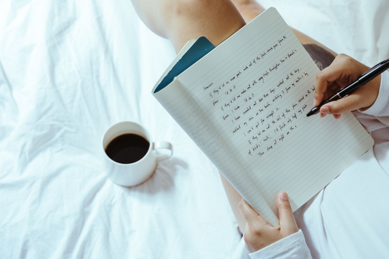 تخصيص وقت لكتابة مواقف تشعرين فيها بالإرهاق أوالضغط هو تطبيق عملي لتعزيز مهارة الوعي الذاتي التي يتطلب امتلاكها عبر رحلة الاعتزاز بالذات