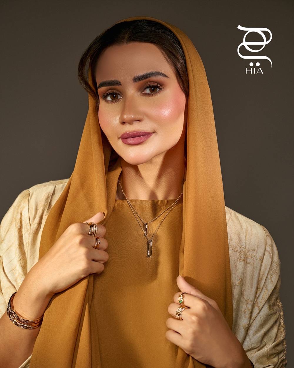 الشيف سما جاد بمجوهرات من مجموعة "ألِف"Alif ، عقدان، وأساور، وخواتم من الذهب والألماس. من مجموعة "دوم"Dome ، خاتم من الذهب، والألماس، والمالاكيت. كل المجوهرات من "داماس"Damas . الإطلالة من R9 Designs