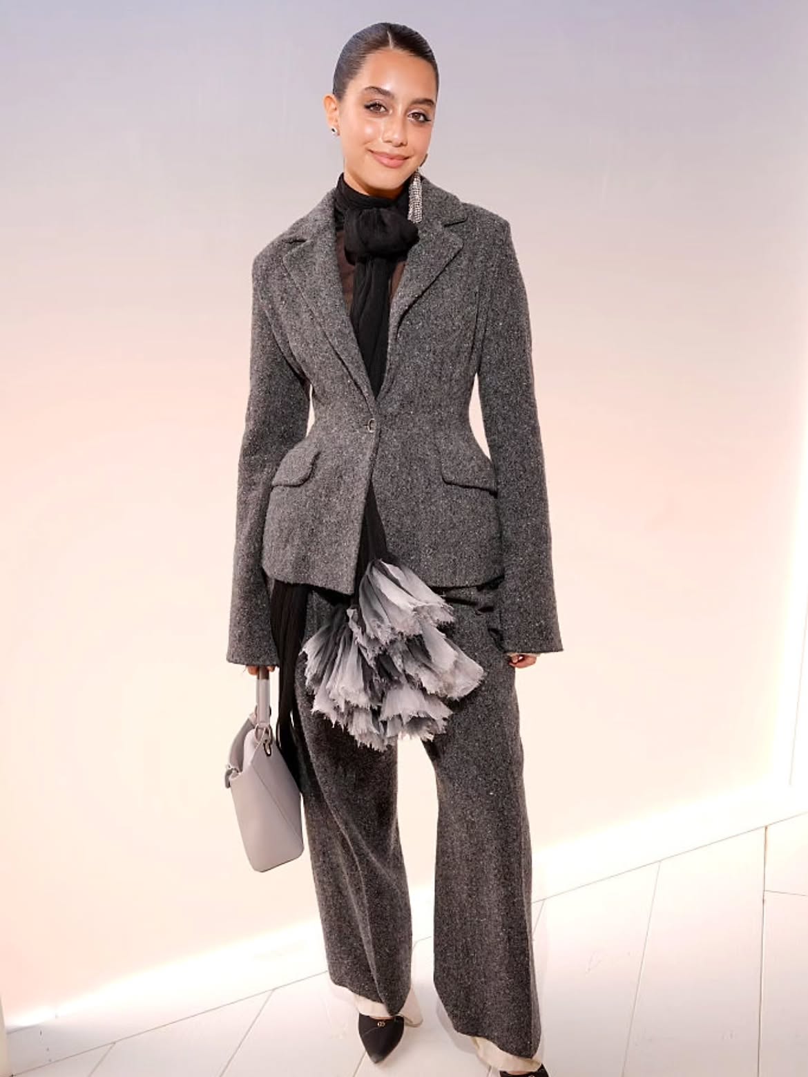 ياسمينا العبد بإطلالة البدلة الرمادية من Dior