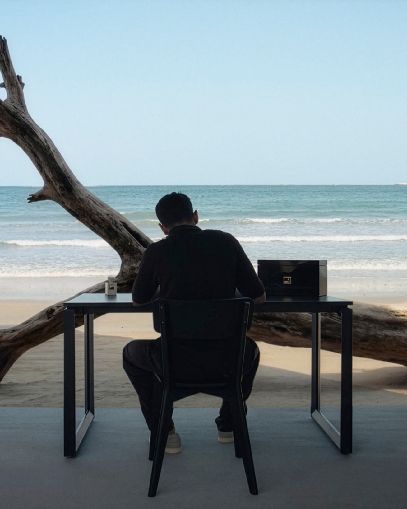 "أرماني بيوتي تكشف حملة رمضان 2026 'حكاية العود' مع أنس بوخش وعطر Oud Nacré