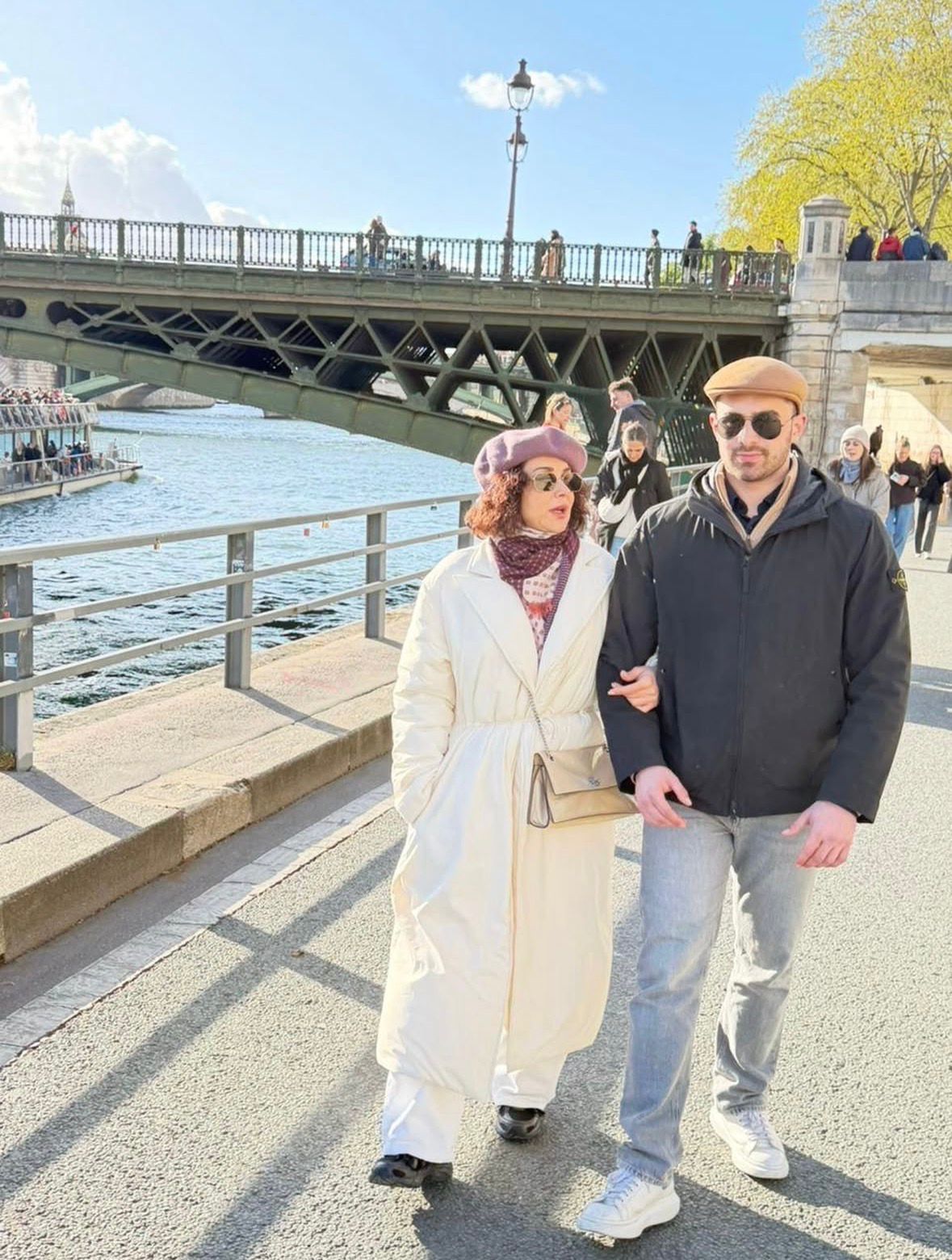 كاريس بشار مع ابنها مجد في باريس