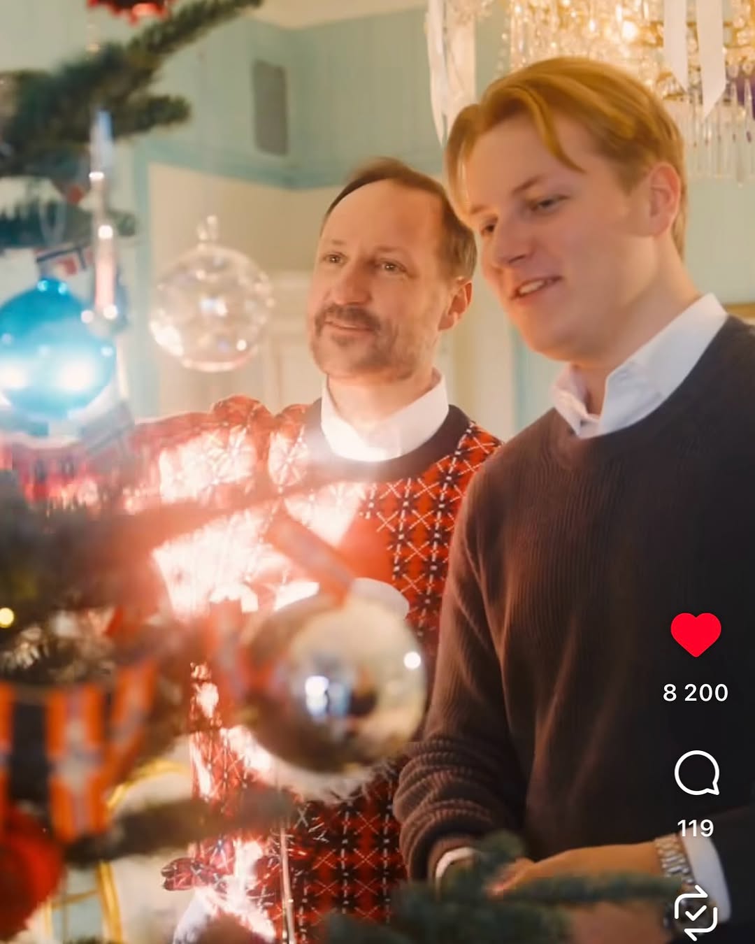 لقطة من الفيديو الأخير وهي تزين الشجرة