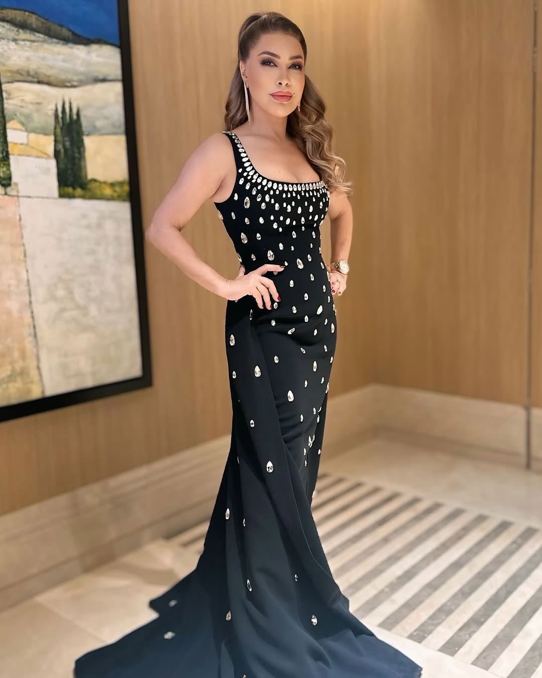 نوال الزغبي بسحر الفستان الأسود الطويل المرصع