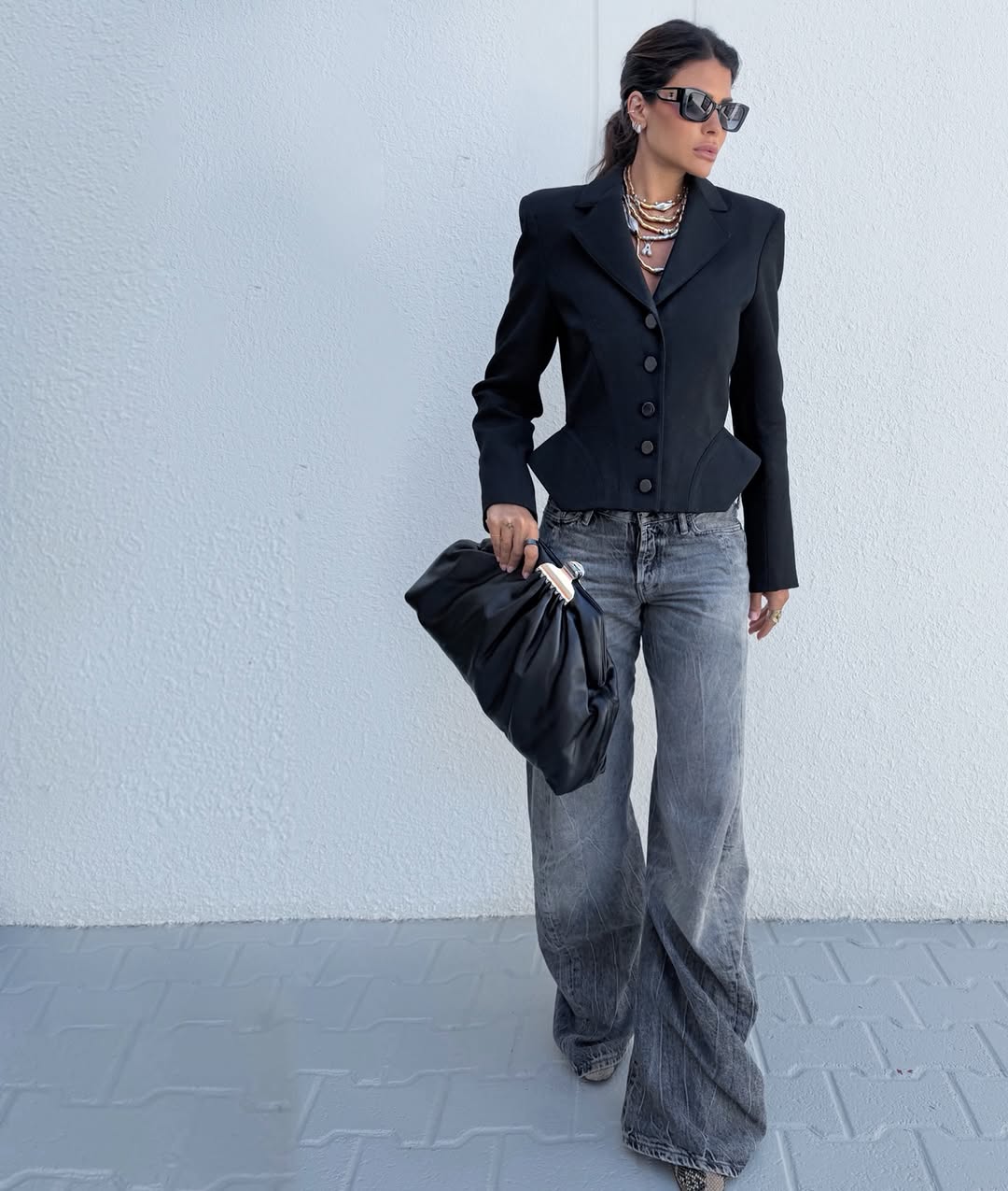 الجينز الرمادي مع البليزر الأسود لإطلالة رسمية مسائية