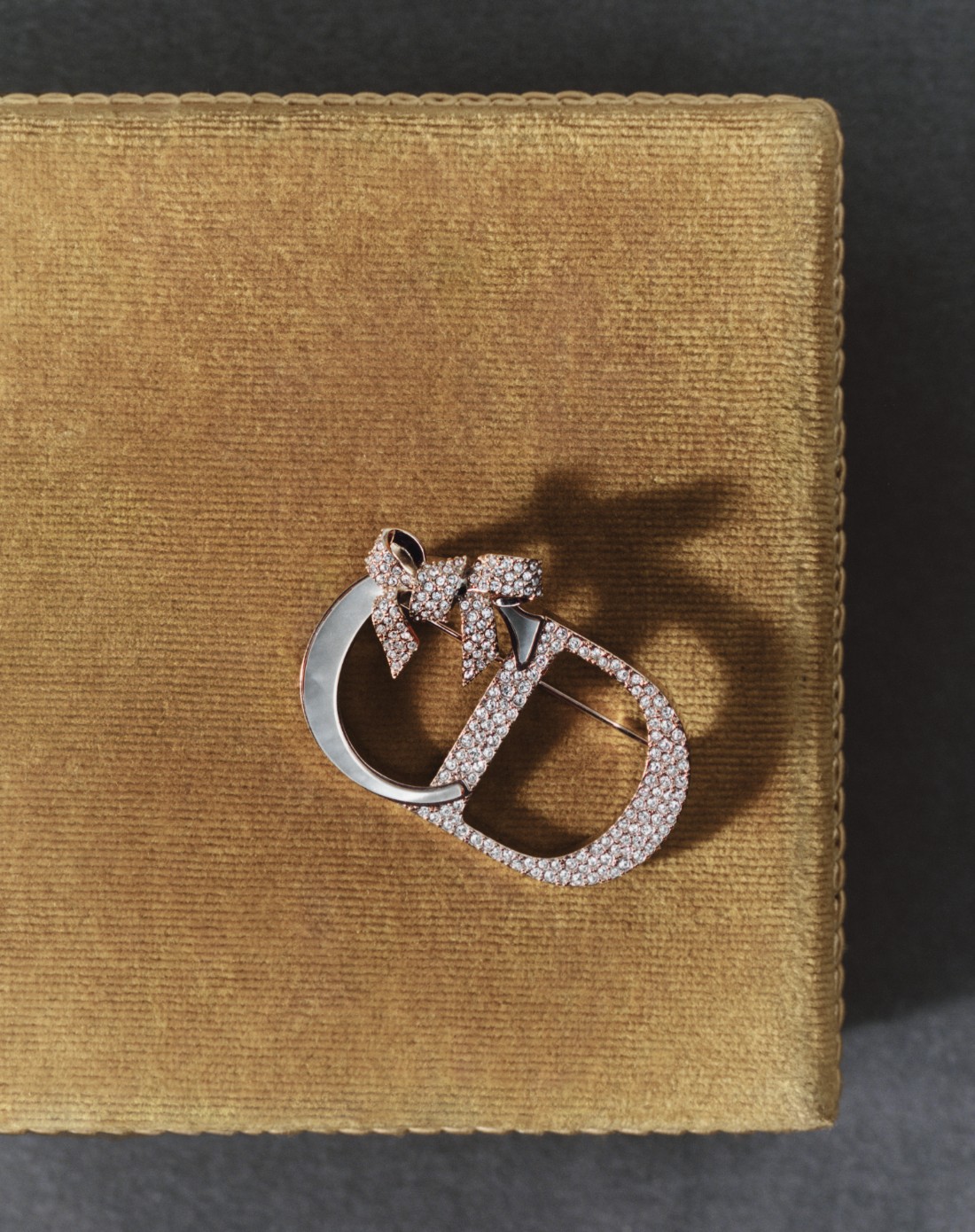 بروش من عرق اللؤلؤ مرصّع بأحجار الراين