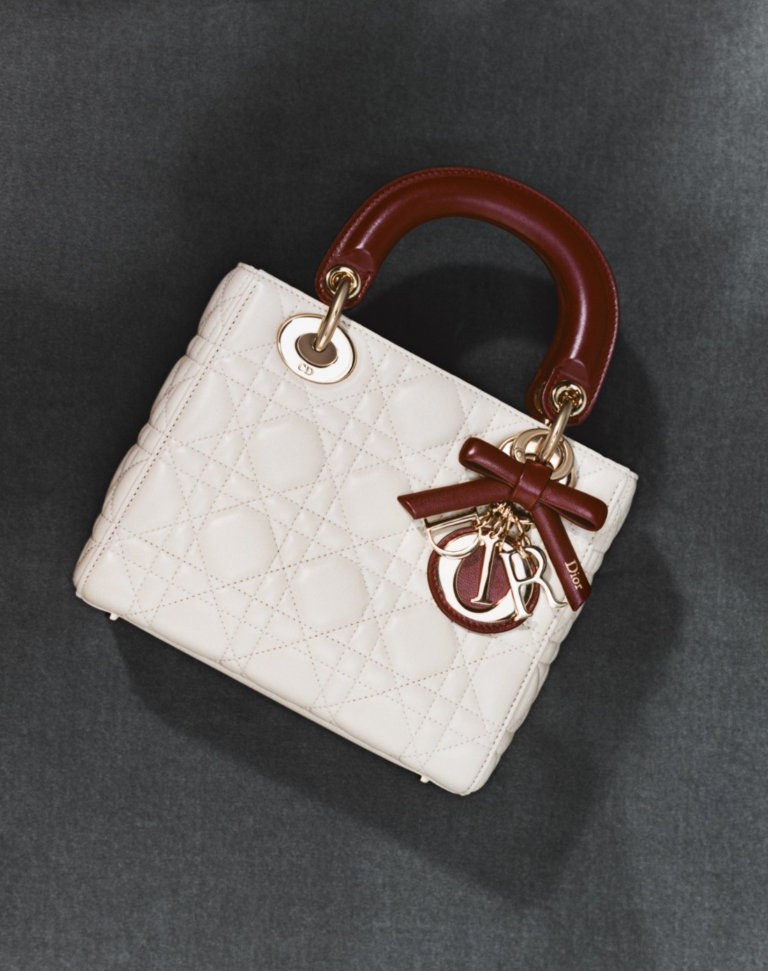 حقيبة "ليدي ديور" Lady Dior الأيقونية في إصدار مزيّن بنمط "كاناج" بلونَي البيج الدافئ وأحمر "إرميتاج" 