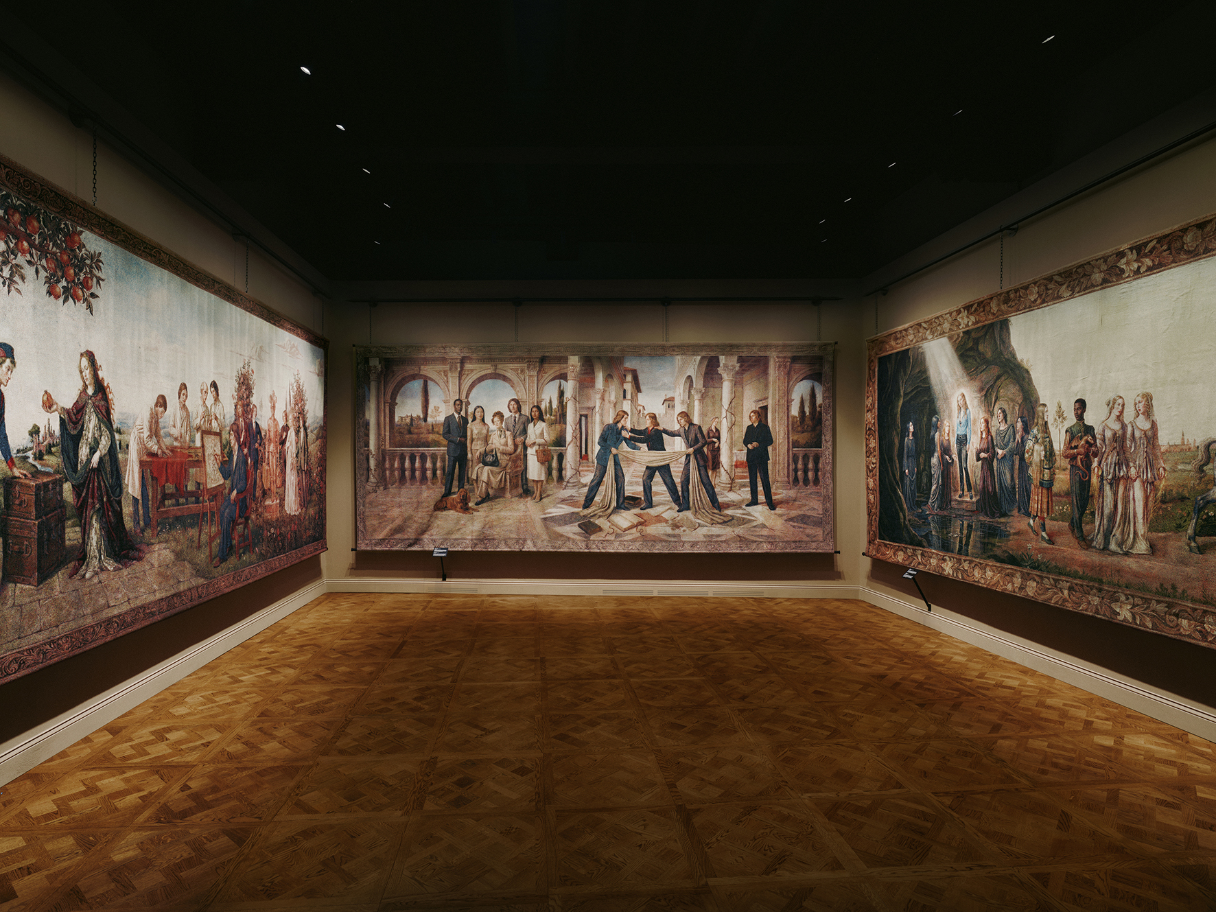 يتألف الطابق الأول من 6 غرف، تأخذ الزائر في رحلة حسية