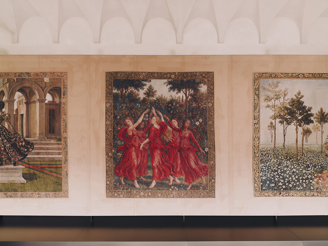  سلسلة من اثنتي عشرة لوحة نسيجية صُممت كسجل بصري لتاريخ الدار