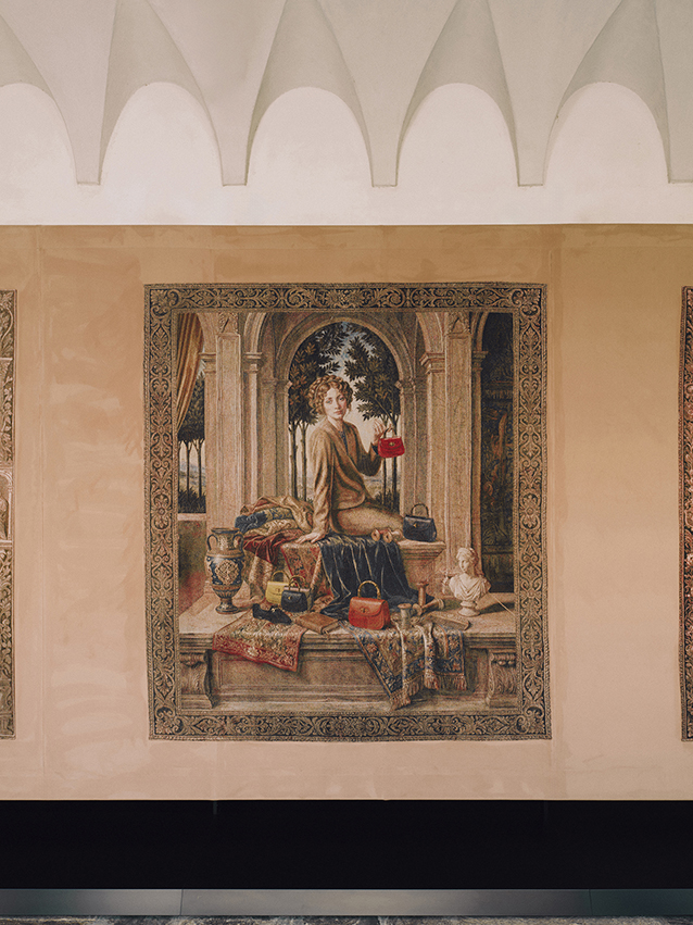 تعكس المشاهد حقبًا إبداعية رئيسية بدءًا من ظهور تصاميم أيقونية مثل حقيبتي "جاكي" ‏‏(1961) و"بامبو" (1947)، ‏