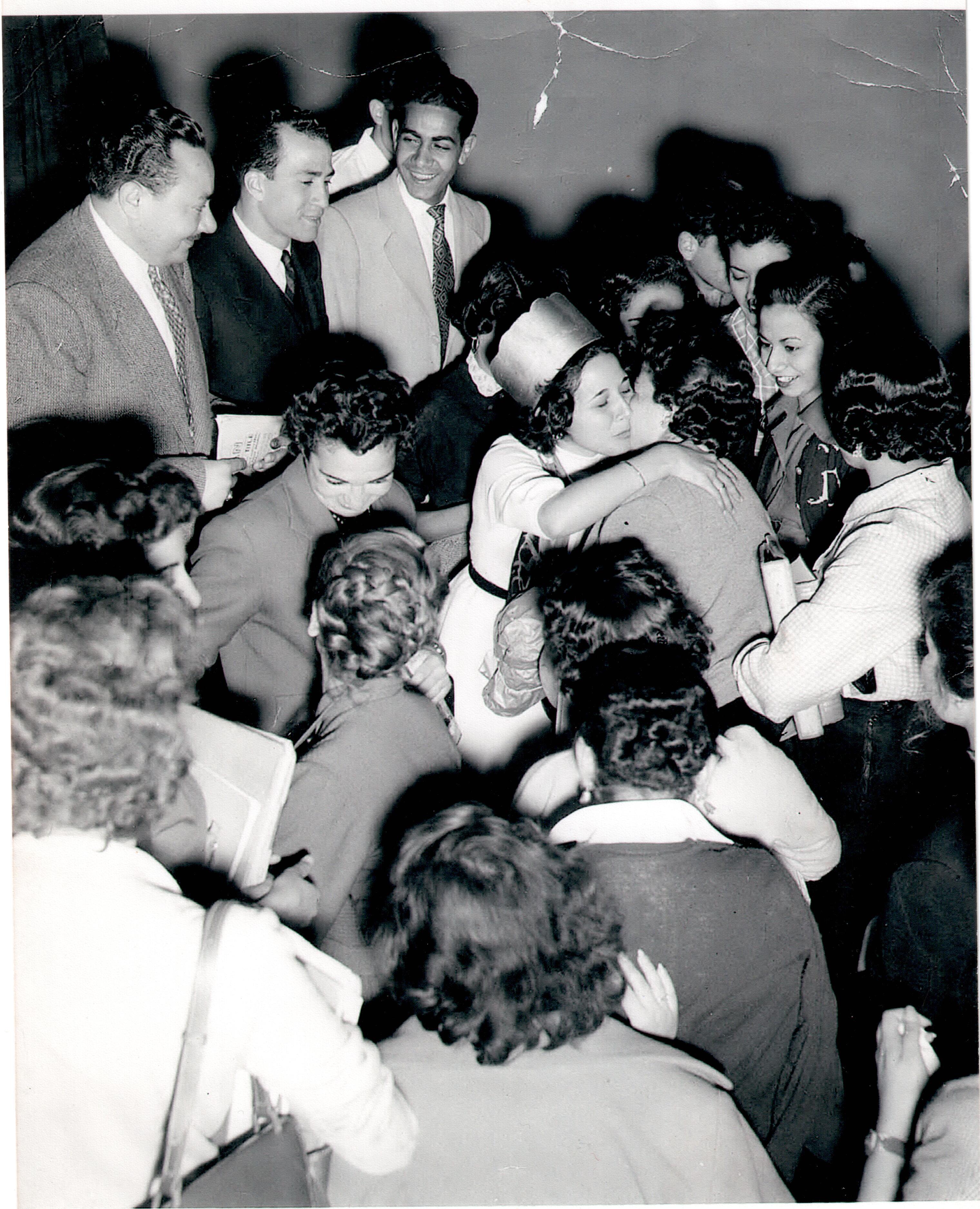 الفنانة الكبيرة لبنى عبد العزيز خلال دراستها في الجامعة الأميركية حيث تودت بلقب الفتاة المثالية