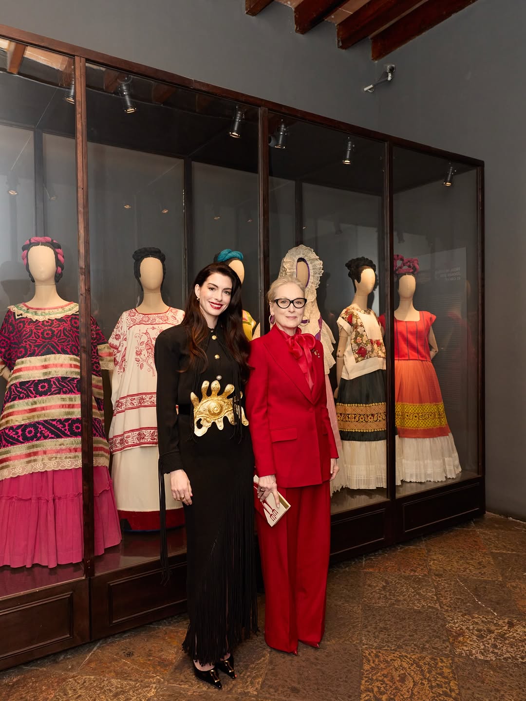 آن هاثاواي  بإطلالة  من مجموعة خريف 2025 لدار Schiaparelli "سكاباريللي" الإيطالية. 