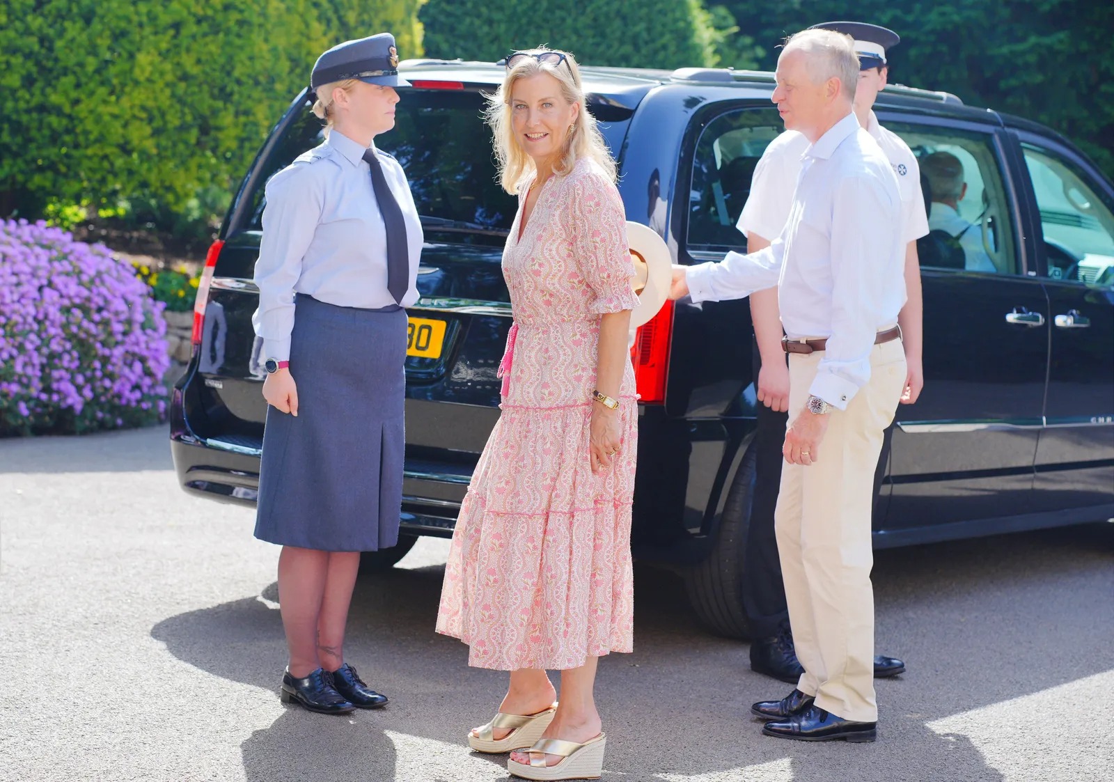 قيمت في St James's Palace، شُوهد الملك تشارلز وهو يستعين بمساعديه الذين استخدموا المراوح المحمولة باليد لتلطيف الجو من حوله