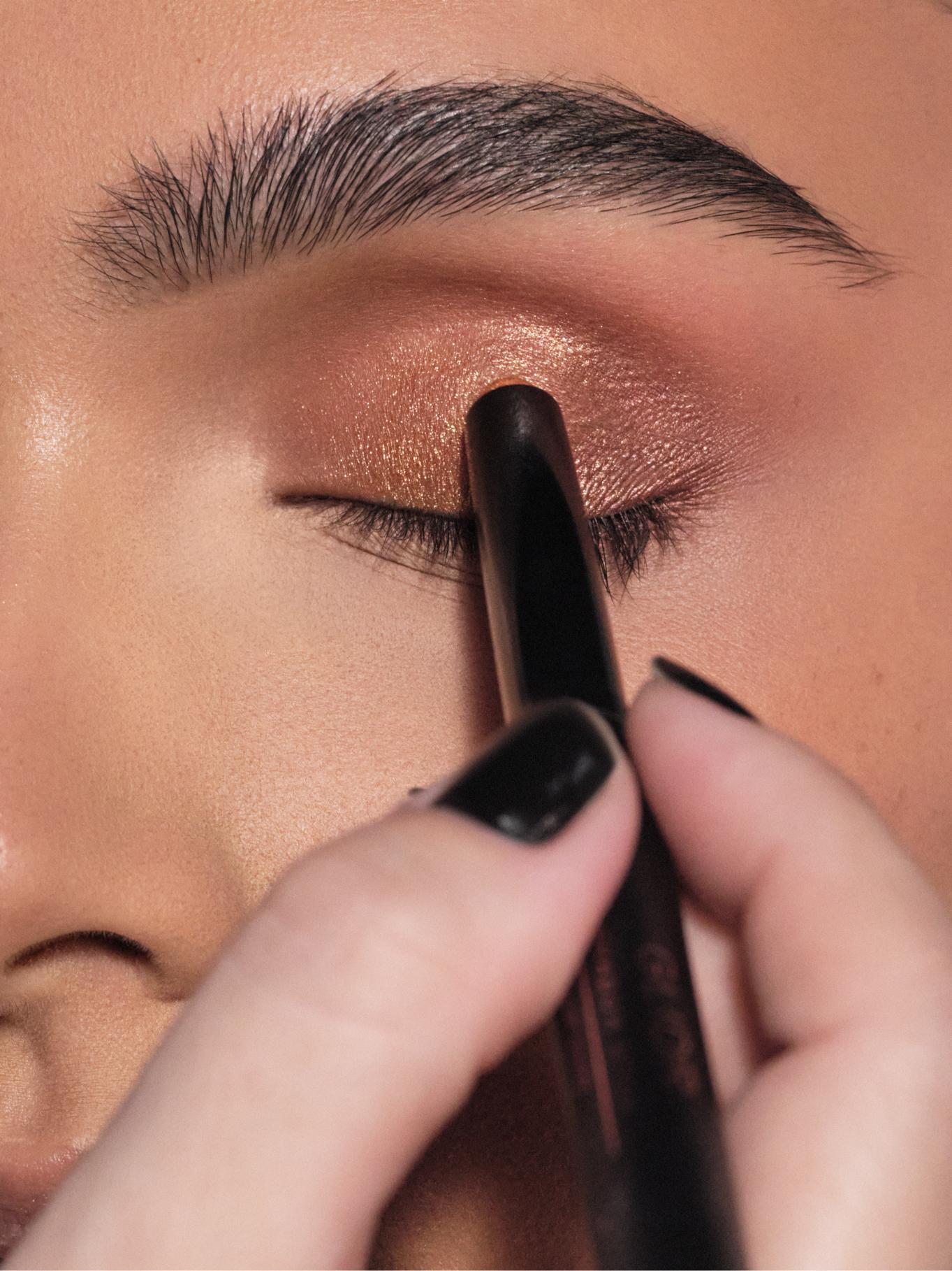 أقلام غليدر آي شادو ستيكس GLIDR EYE SHADOW STICKS، الجيل الجديد من ظلال العيون الكريميّة المصمّمة لمنح أقصى كثافة لونيّة بتمريرة واحدة سهلة وسريعة