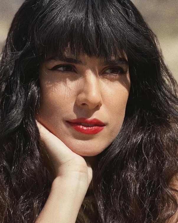 ​  كارمن بصيبص بتسريحة الشعر الناعم