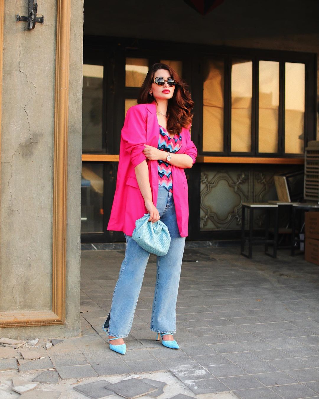 تنسيق صيحات الجاكيت الملون بأسلوب طويل