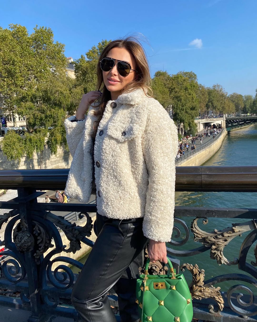 كوليت بولس بإطلالة سروال الجلد