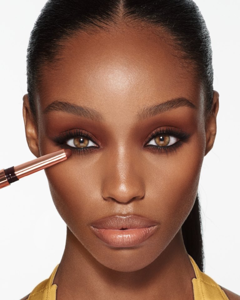 خبير المكياج الخاص بك… في ستيك واحد  مع ظلال العيون EXAGGER-EYES EASY  EYESHADOW STICKS الجديد! من شارلوت تلبوري!