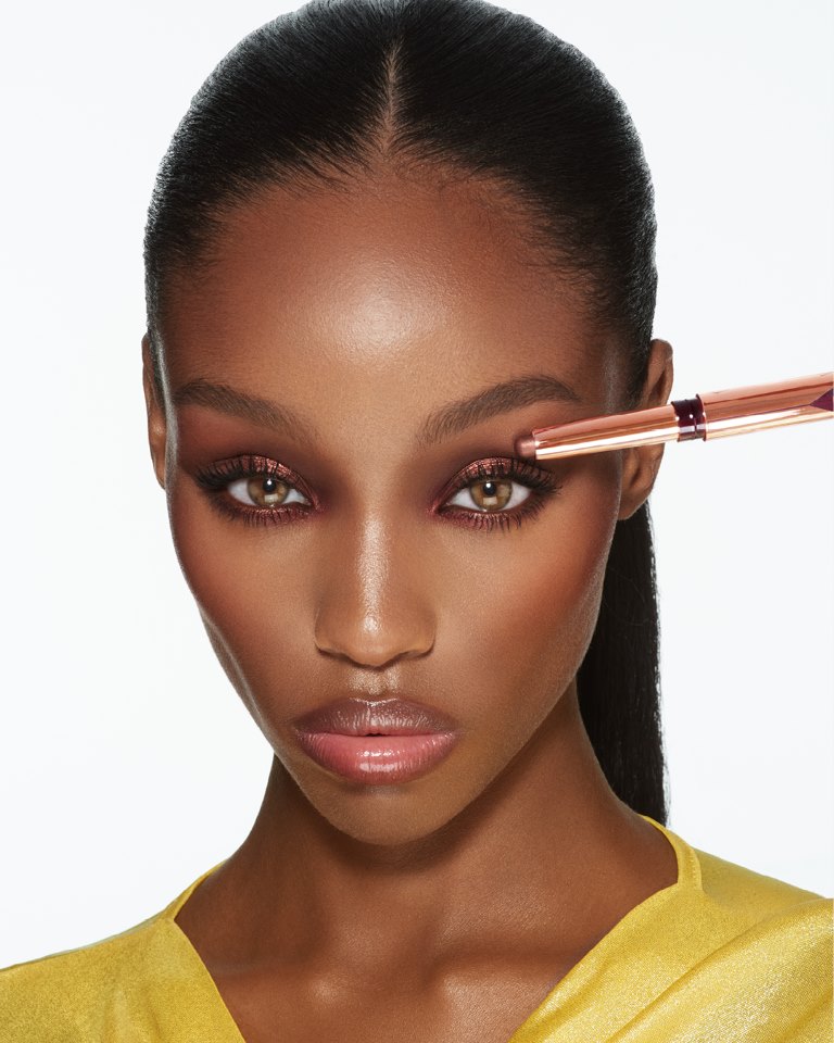 خبير المكياج الخاص بك… في ستيك واحد  مع ظلال العيون EXAGGER-EYES EASY  EYESHADOW STICKS الجديد! من شارلوت تلبوري!