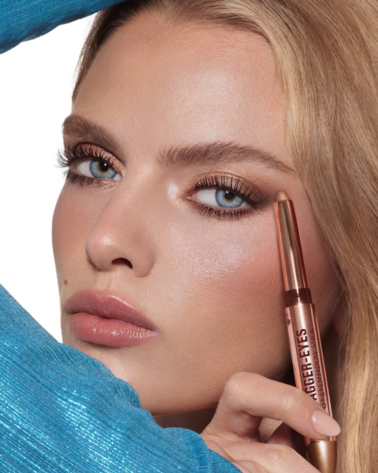 خبير المكياج الخاص بك… في ستيك واحد  مع ظلال العيون EXAGGER-EYES EASY  EYESHADOW STICKS الجديد! من شارلوت تلبوري!