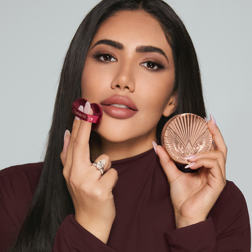 شارلوت تلبوري تكشف عن مجموعة رائعة من  المواهب العالمية لحملة AIRBRUSH FLAWLESS  الإعلانية الجديدة!