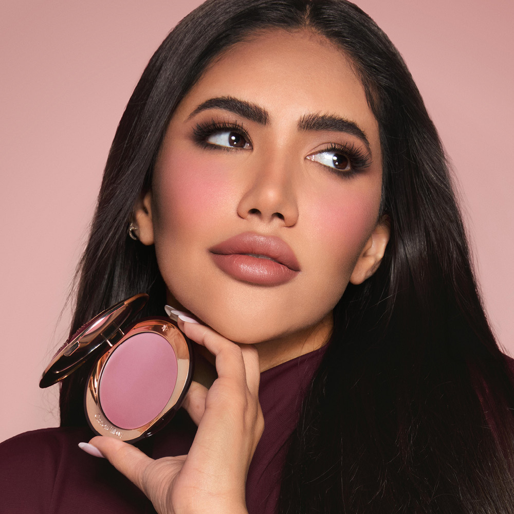 شارلوت تلبوري تكشف عن مجموعة رائعة من  المواهب العالمية لحملة AIRBRUSH FLAWLESS  الإعلانية الجديدة!