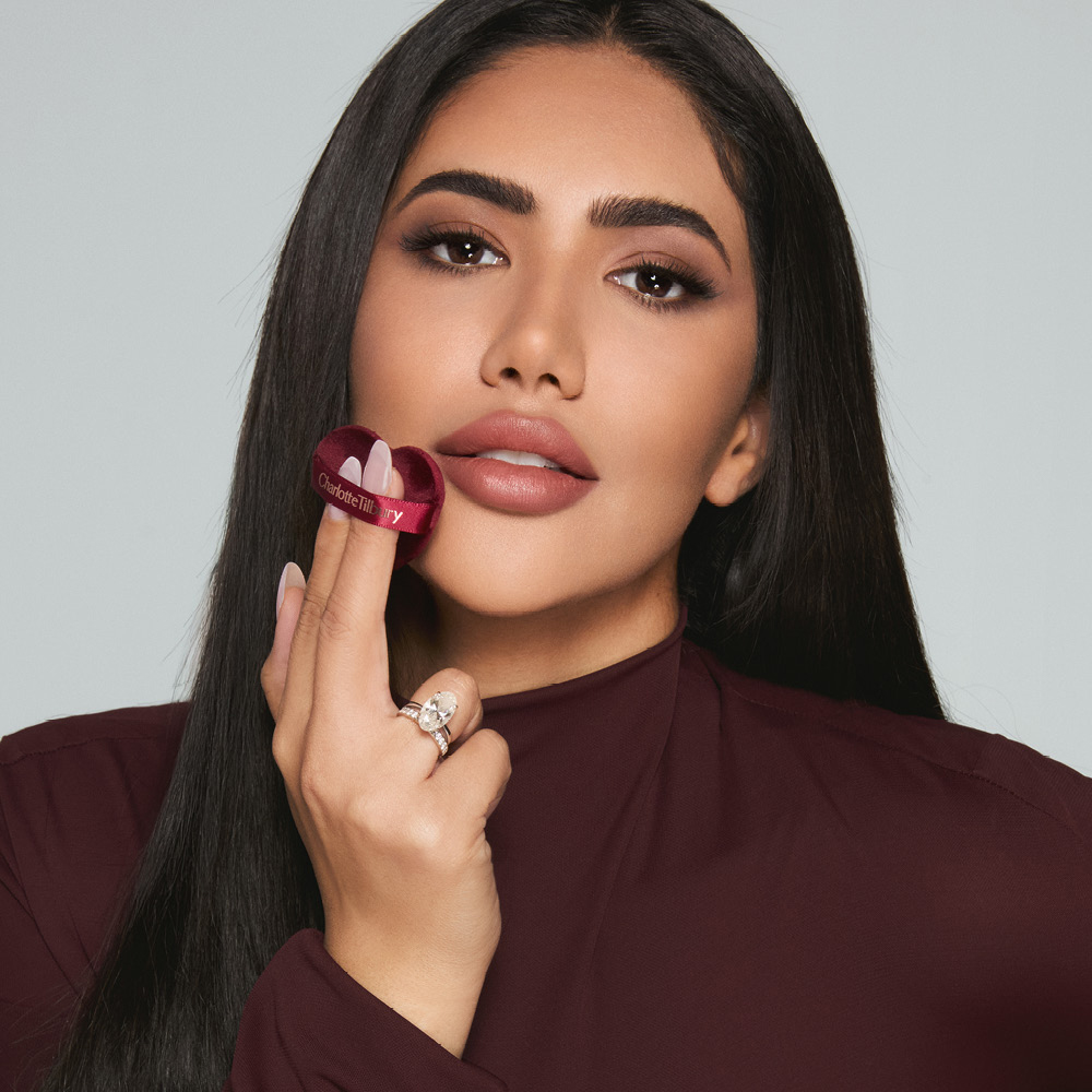 شارلوت تلبوري تكشف عن مجموعة رائعة من  المواهب العالمية لحملة AIRBRUSH FLAWLESS  الإعلانية الجديدة!