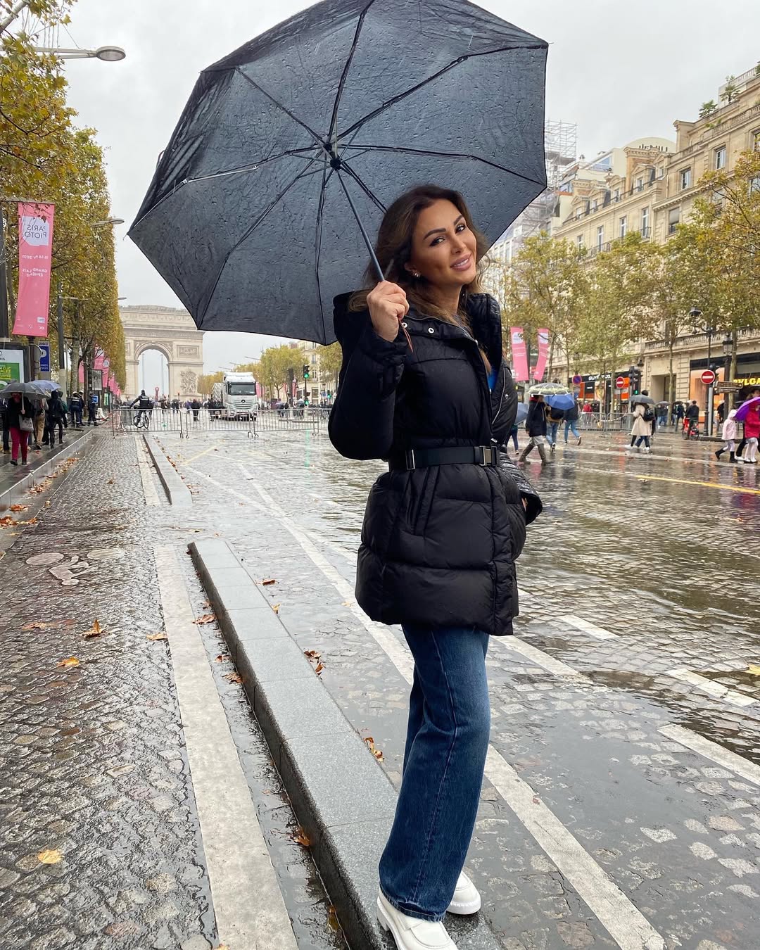 أناقة تحت المطر.. كوليت بولس بلمسات شتوية عملية