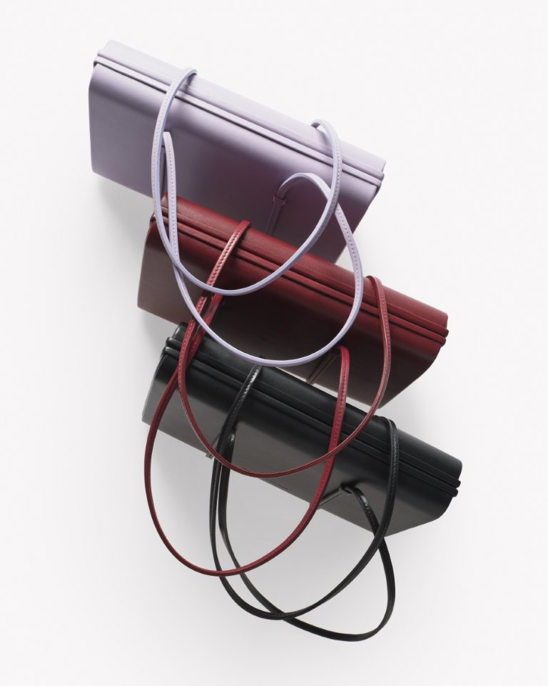 كارولينا هيريرا تُطلق حقبة جديدة من حقائب اليد الجلدية الفاخرة المصنوعة في إيطاليا