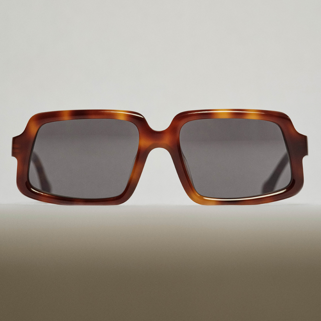 JIL SANDER تطلق مجموعتها الثانية من النظارات الشمسية بالتعاون مع OLIVER PEOPLES