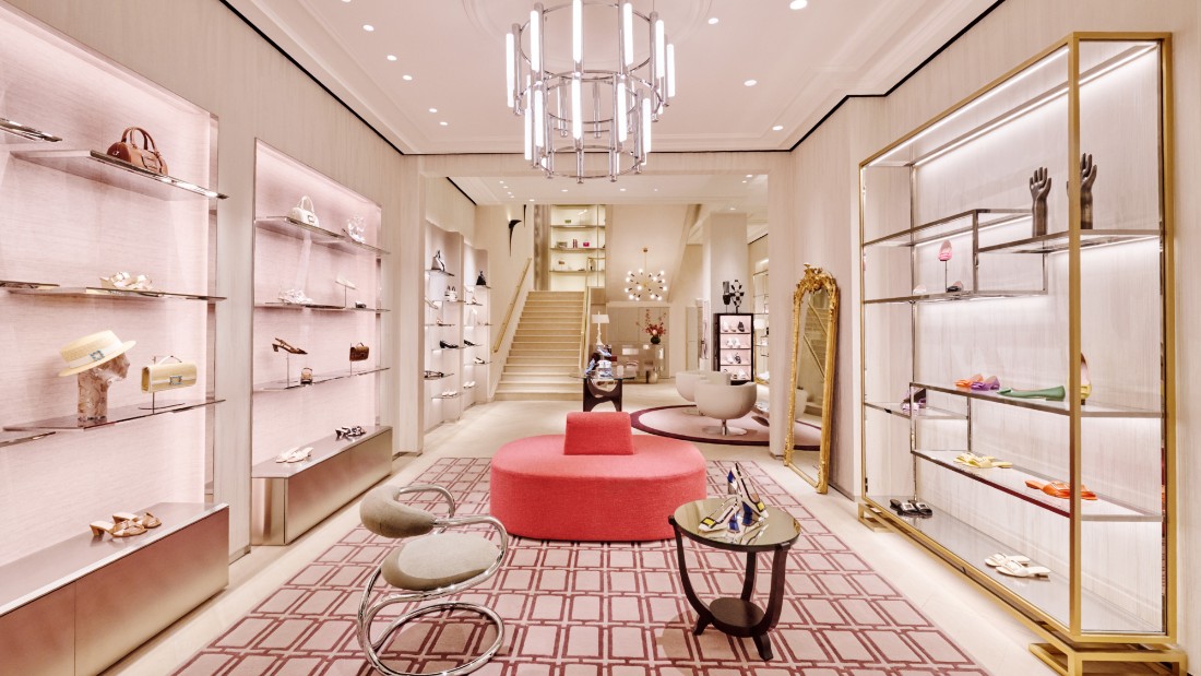 يمتدّ المتجر ‏على طابقين، ويُعدّ من بين أكبر متاجر روجيه ڤيڤييه حول العالم