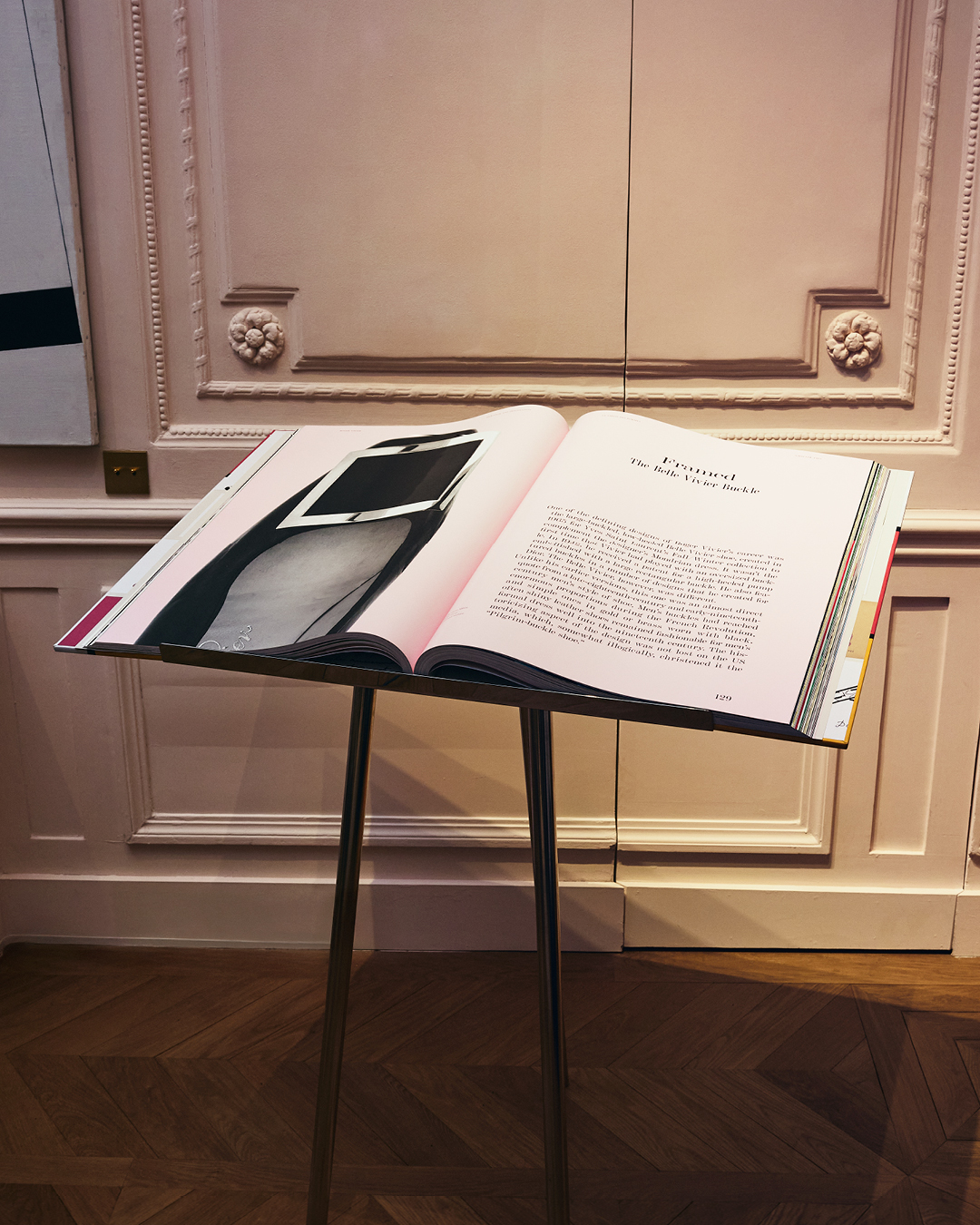 كشفت علامة روجيه ڤيڤييه (Roger Vivier) عن كتاب Roger Vivier: Heritage and Imagination