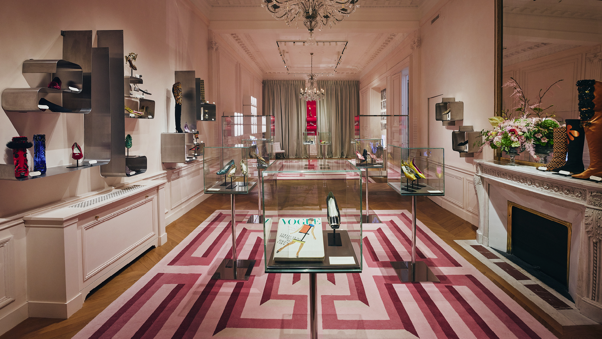  حوّلت روجيه ڤيڤييه  مقّرها Maison Vivier إلى مزار ثقافي يحتفي بالبراعة الحرفية