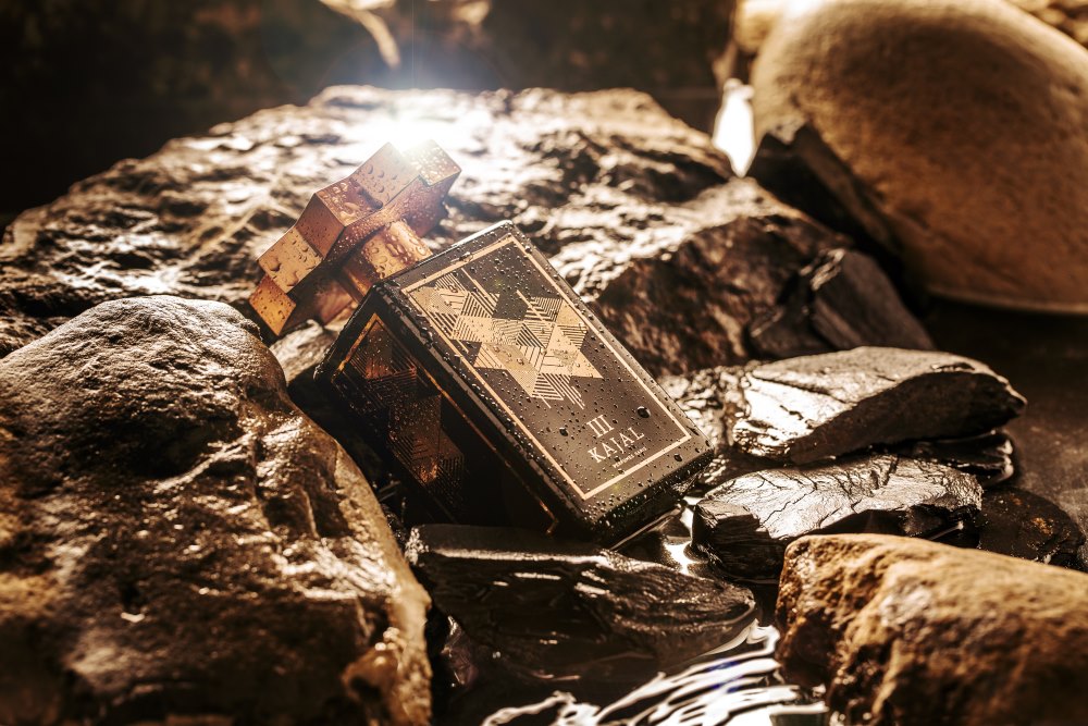 "Kajal III": عطر يفيض انتعاشًا، يتألق حيوية، ويترك أثرًا لا يُنسى